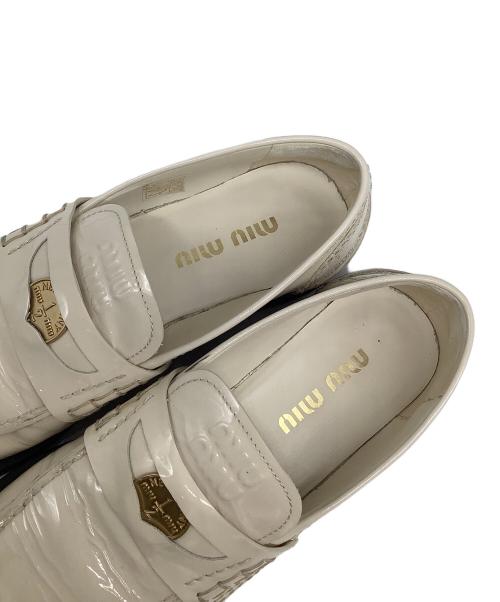 MIU MIU（ミュウミュウ）MIU MIU (ミュウミュウ) ペニーローファー ベージュ サイズ:361/2の古着・服飾アイテム