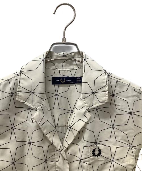FRED PERRY（フレッドペリー）FRED PERRY (フレッドペリー) Geometric Print Shirt Dress ホワイト×ブラック サイズ:USA6の古着・服飾アイテム