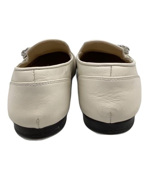 JIMMY CHOO（ジミーチュウ）JIMMY CHOO (ジミーチュウ) ローファー アイボリー サイズ:39の古着・服飾アイテム