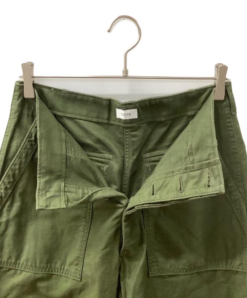 CIOTA（シオタ）CIOTA (シオタ) スビンコットンバックサテンベイカーパンツ カーキ サイズ:4の古着・服飾アイテム