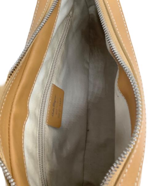 Ferragamo（フェラガモ）Ferragamo (フェラガモ) ハンドバッグ ベージュの古着・服飾アイテム