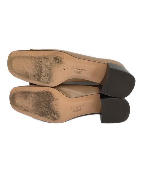 Salvatore Ferragamo（サルヴァトーレ フェラガモ）Salvatore Ferragamo (サルヴァトーレ フェラガモ) パンプス ベージュ サイズ:6の古着・服飾アイテム