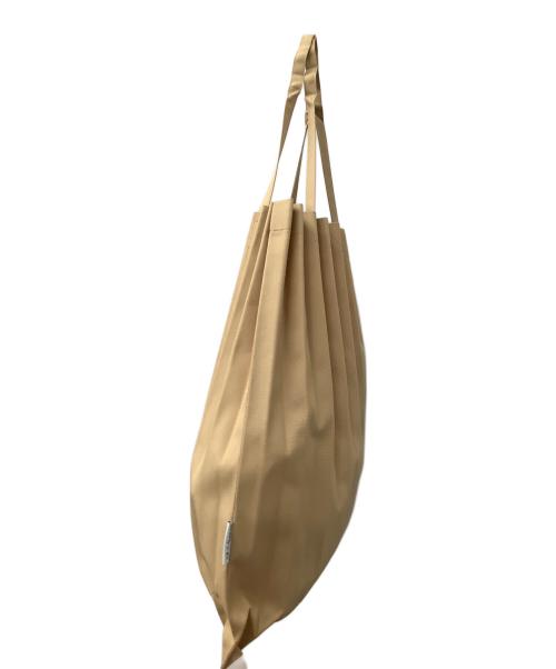 ISSEY MIYAKE me（イッセイ ミヤケ ミー）ISSEY MIYAKE me (イッセイ ミヤケ ミー) TRUNK PLEATS BAG ベージュの古着・服飾アイテム