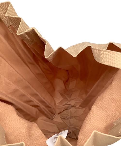 ISSEY MIYAKE me（イッセイ ミヤケ ミー）ISSEY MIYAKE me (イッセイ ミヤケ ミー) TRUNK PLEATS BAG ベージュの古着・服飾アイテム