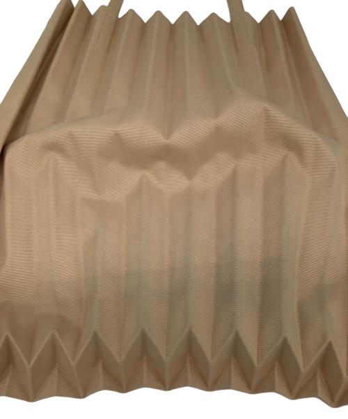 ISSEY MIYAKE me（イッセイ ミヤケ ミー）ISSEY MIYAKE me (イッセイ ミヤケ ミー) TRUNK PLEATS BAG ベージュの古着・服飾アイテム