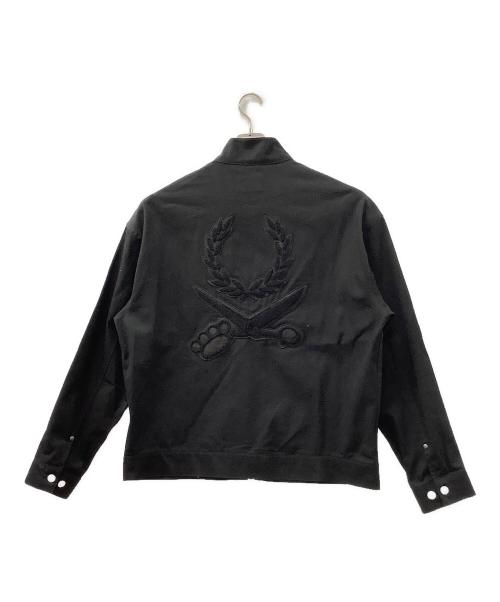 FRED PERRY（フレッドペリー）FRED PERRY (フレッドペリー) ART COMES FIRST (アートカムズファースト) SHIELD PATCH HARRINGTON JACKET ブラック サイズ:Lの古着・服飾アイテム