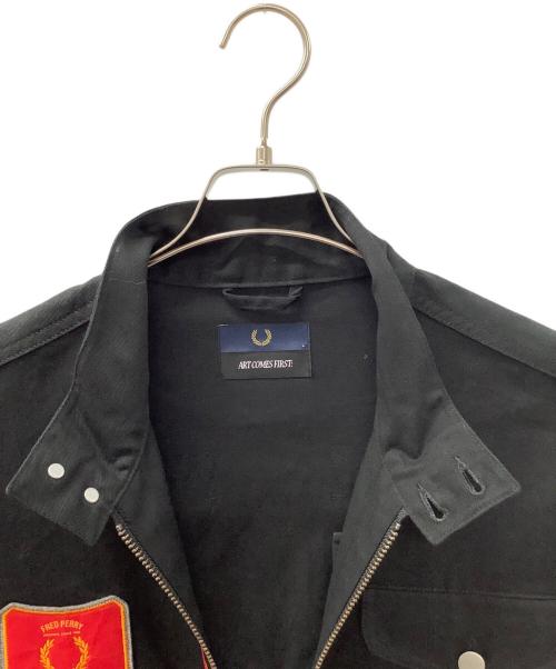 FRED PERRY（フレッドペリー）FRED PERRY (フレッドペリー) ART COMES FIRST (アートカムズファースト) SHIELD PATCH HARRINGTON JACKET ブラック サイズ:Lの古着・服飾アイテム