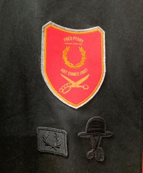 FRED PERRY（フレッドペリー）FRED PERRY (フレッドペリー) ART COMES FIRST (アートカムズファースト) SHIELD PATCH HARRINGTON JACKET ブラック サイズ:Lの古着・服飾アイテム