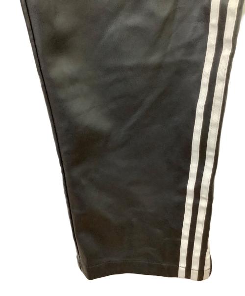 adidas（アディダス）adidas (アディダス) フェイクレザーパンツ ブラック サイズ:AU L /ASIA Mの古着・服飾アイテム