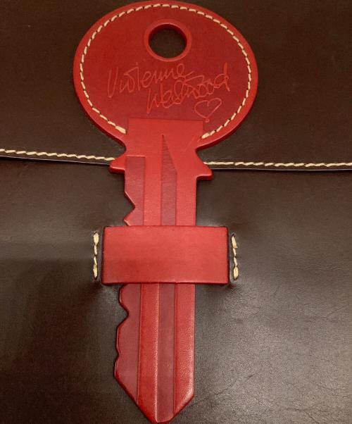 Vivienne Westwood（ヴィヴィアンウエストウッド）Vivienne Westwood (ヴィヴィアンウエストウッド) キーモチーフショルダーバッグ ブラウンの古着・服飾アイテム