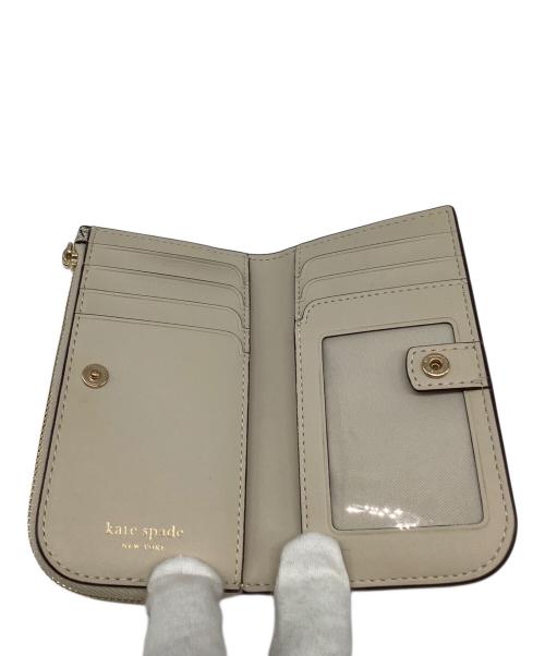 Kate Spade（ケイトスペード）Kate Spade (ケイトスペード) フラワー スモール スリム バイフォールド ウォレット ベージュの古着・服飾アイテム