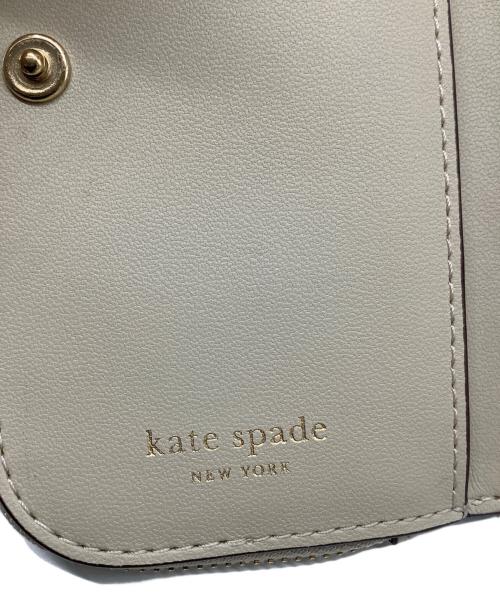 Kate Spade（ケイトスペード）Kate Spade (ケイトスペード) フラワー スモール スリム バイフォールド ウォレット ベージュの古着・服飾アイテム