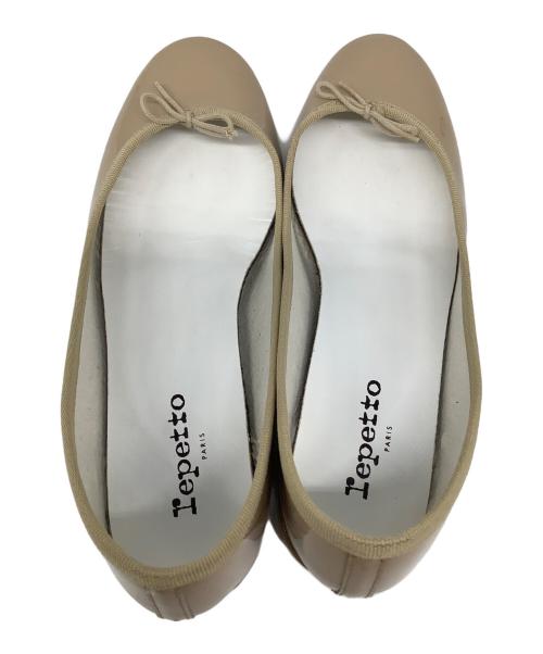 repetto（レペット）repetto (レペット) エナメルパンプス ベージュ サイズ:40の古着・服飾アイテム