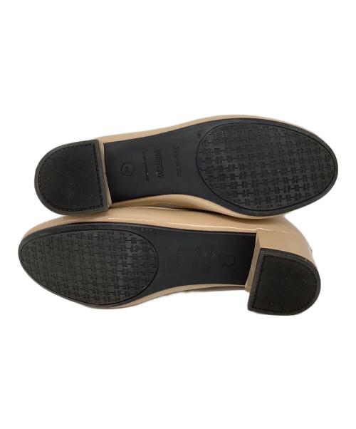 repetto（レペット）repetto (レペット) エナメルパンプス ベージュ サイズ:40の古着・服飾アイテム