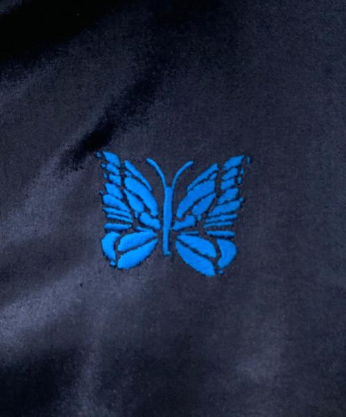 Needles（ニードルズ）Needles (ニードルズ) TRACK JACKET 26ss ロゴ 刺繍ベロアトラックジャケット パピヨン刺繍 ネイビー サイズ:L 未使用品の古着・服飾アイテム