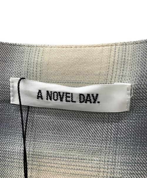 A  NOVEL DAY（ア ノーベル デイ）A  NOVEL DAY (ア ノーベル デイ) 長袖シャツ グレー×ホワイト サイズ:2 未使用品の古着・服飾アイテム