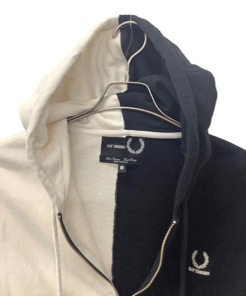RAF SIMONS（ラフシモンズ）RAF SIMONS (ラフシモンズ) FRED PERRY (フレッドペリー) Patched Zip Through Hoodie ホワイト×ブラック サイズ:Mの古着・服飾アイテム