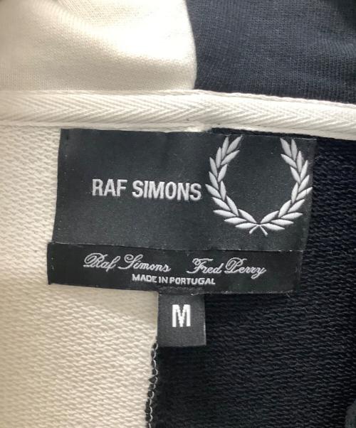 RAF SIMONS（ラフシモンズ）RAF SIMONS (ラフシモンズ) FRED PERRY (フレッドペリー) Patched Zip Through Hoodie ホワイト×ブラック サイズ:Mの古着・服飾アイテム