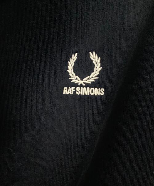 RAF SIMONS（ラフシモンズ）RAF SIMONS (ラフシモンズ) FRED PERRY (フレッドペリー) Patched Zip Through Hoodie ホワイト×ブラック サイズ:Mの古着・服飾アイテム
