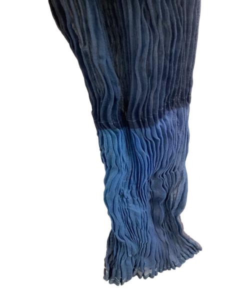 ISSEY MIYAKE（イッセイミヤケ）ISSEY MIYAKE (イッセイミヤケ) ハイネック Light Leak Chiffon Twist Top ブルー×グリーン サイズ:2の古着・服飾アイテム