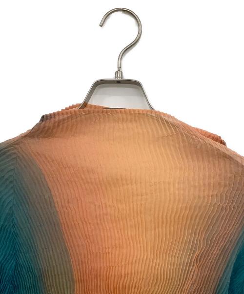 ISSEY MIYAKE（イッセイミヤケ）ISSEY MIYAKE (イッセイミヤケ) ハイネック Light Leak Chiffon Twist Top ピンク×ライトブルー サイズ:2の古着・服飾アイテム