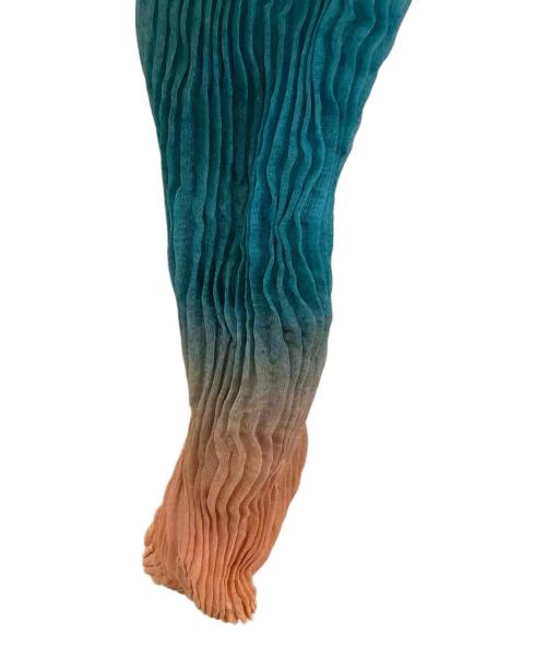 ISSEY MIYAKE（イッセイミヤケ）ISSEY MIYAKE (イッセイミヤケ) ハイネック Light Leak Chiffon Twist Top ピンク×ライトブルー サイズ:2の古着・服飾アイテム