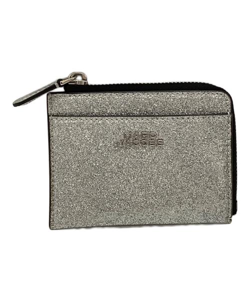 MARC JACOBS（マークジェイコブス）MARC JACOBS (マークジェイコブス) コーテッド グリッター トップジップウォレット シルバーの古着・服飾アイテム