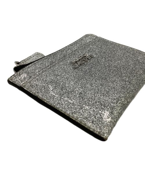 MARC JACOBS（マークジェイコブス）MARC JACOBS (マークジェイコブス) コーテッド グリッター トップジップウォレット シルバーの古着・服飾アイテム