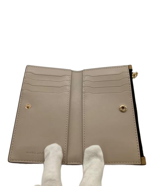 MARC JACOBS（マークジェイコブス）MARC JACOBS (マークジェイコブス) Slim Bifold Wallet ベージュの古着・服飾アイテム