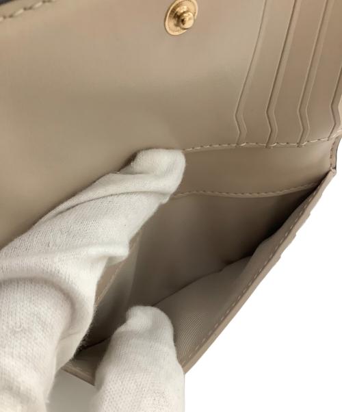MARC JACOBS（マークジェイコブス）MARC JACOBS (マークジェイコブス) Slim Bifold Wallet ベージュの古着・服飾アイテム
