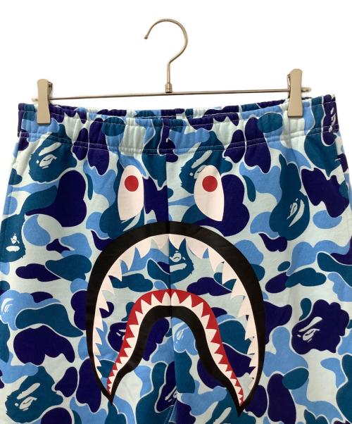 A BATHING APE（アベイシングエイプ）A BATHING APE (アベイシングエイプ) ABC CAMO SHARK REGULAR FIT SWEAT PANTS ブルー サイズ:Lの古着・服飾アイテム