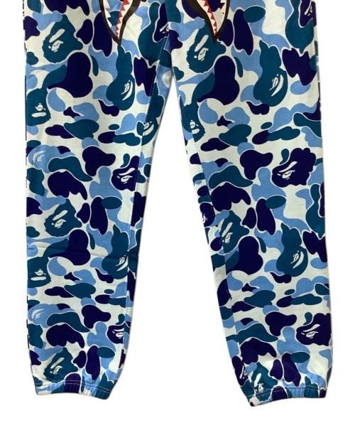 A BATHING APE（アベイシングエイプ）A BATHING APE (アベイシングエイプ) ABC CAMO SHARK REGULAR FIT SWEAT PANTS ブルー サイズ:Lの古着・服飾アイテム