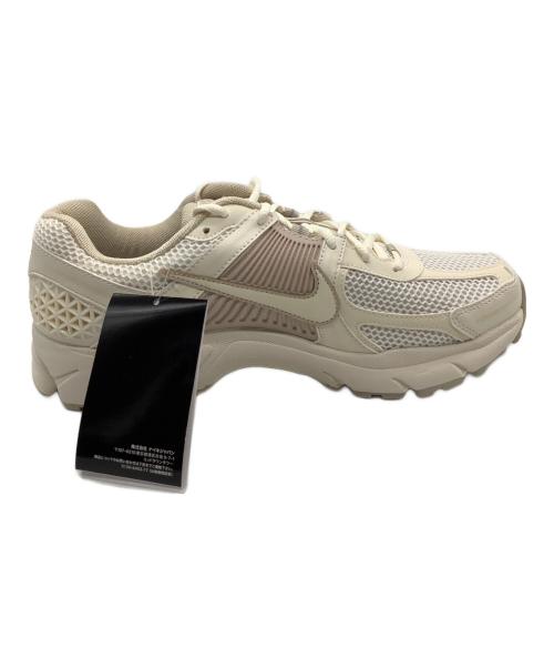 NIKE（ナイキ）NIKE (ナイキ) W Zoom Vomero 5（ウィメンズ ズーム ボメロ 5） ホワイト サイズ:US12 未使用品の古着・服飾アイテム