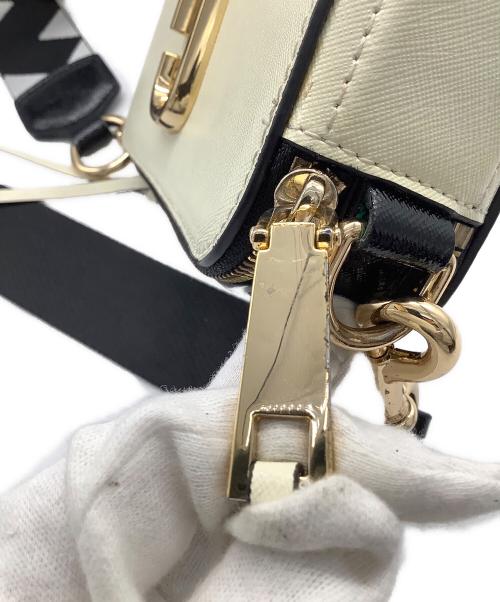 MARC JACOBS（マークジェイコブス）MARC JACOBS (マークジェイコブス) スナップショット ホワイト×ブラックの古着・服飾アイテム