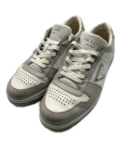 PRADA（プラダ）PRADA (プラダ) ダウンタウン レザースニーカー ホワイト×グレー サイズ:81/2の古着・服飾アイテム