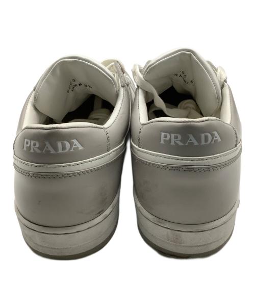 PRADA（プラダ）PRADA (プラダ) ダウンタウン レザースニーカー ホワイト×グレー サイズ:81/2の古着・服飾アイテム