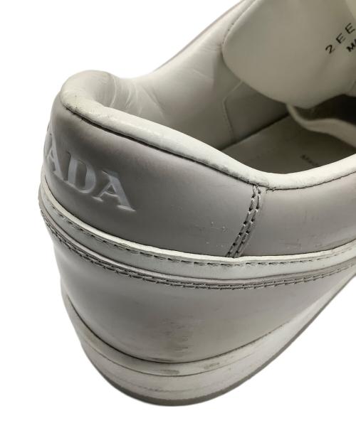 PRADA（プラダ）PRADA (プラダ) ダウンタウン レザースニーカー ホワイト×グレー サイズ:81/2の古着・服飾アイテム
