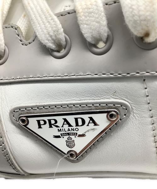 PRADA（プラダ）PRADA (プラダ) ダウンタウン レザースニーカー ホワイト×グレー サイズ:81/2の古着・服飾アイテム