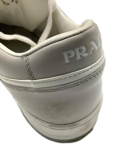 PRADA（プラダ）PRADA (プラダ) ダウンタウン レザースニーカー ホワイト×グレー サイズ:81/2の古着・服飾アイテム