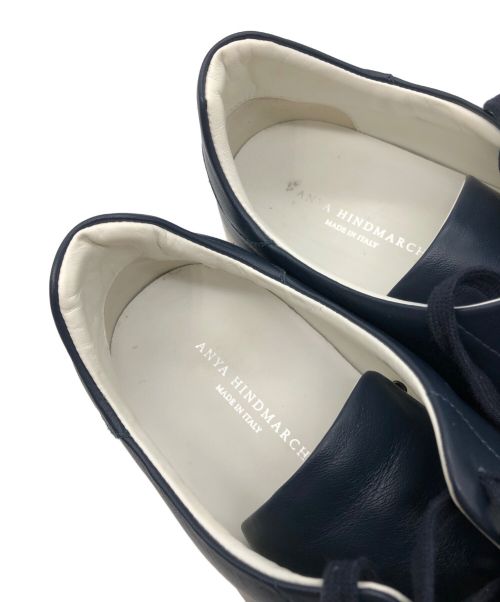 ANYA HINDMARCH（アニヤ・ハインドマーチ）ANYA HINDMARCH (アニヤハインドマーチ) スニーカー ネイビー×ホワイト サイズ:SIZE 44の古着・服飾アイテム