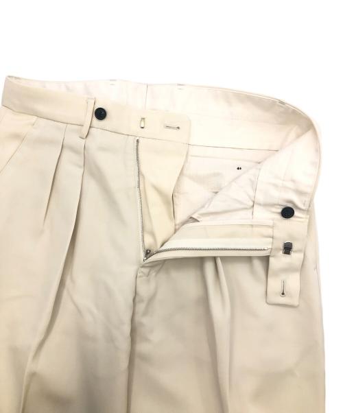 TOMORROW LAND PILGRIM（トゥモローランド ピルグリム）TOMORROW LAND PILGRIM (トゥモローランド ピルグリム) テックウールイン2プリーツトラウザーズ アイボリー サイズ:44の古着・服飾アイテム