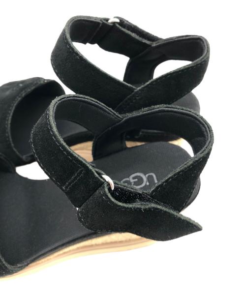 UGG（アグ）UGG (アグ) ウェッジソールサンダル ブラック×ベージュ サイズ:SIZE 24cmの古着・服飾アイテム