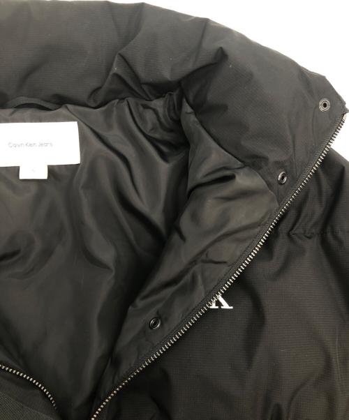 Calvin Klein Jeans（カルバンクラインジーンズ）Calvin Klein Jeans (カルバンクラインジーンズ) スタンドカラーダウンジャケット ブラック サイズ:SIZE Sの古着・服飾アイテム