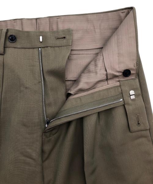 TOMORROW LAND PILGRIM（トゥモローランド ピルグリム）TOMORROW LAND PILGRIM (トゥモローランド ピルグリム) テックウールイン2プリーツトラウザーズ カーキ サイズ:SIZE 44の古着・服飾アイテム