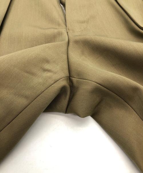 TOMORROW LAND PILGRIM（トゥモローランド ピルグリム）TOMORROW LAND PILGRIM (トゥモローランド ピルグリム) テックウールイン2プリーツトラウザーズ カーキ サイズ:SIZE 44の古着・服飾アイテム