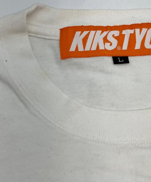 KIKS TYO（キックスティーワイオー）KIKS TYO (キックスティーワイオー) 半袖Tシャツ ホワイト×オレンジ サイズ:Lの古着・服飾アイテム