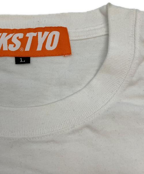 KIKS TYO（キックスティーワイオー）KIKS TYO (キックスティーワイオー) 半袖Tシャツ ホワイト×オレンジ サイズ:Lの古着・服飾アイテム