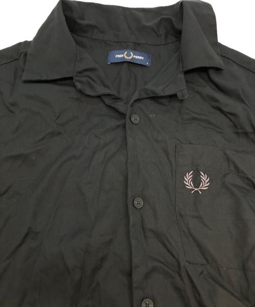 FRED PERRY（フレッドペリー）FRED PERRY (フレッドペリー) 半袖シャツ ブラック サイズ:Ｓの古着・服飾アイテム