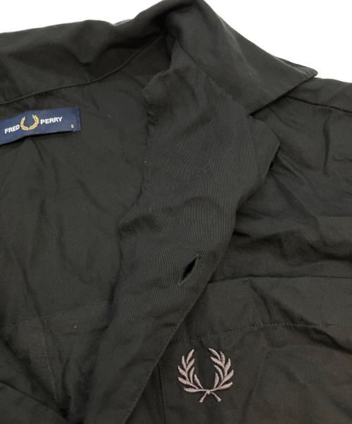 FRED PERRY（フレッドペリー）FRED PERRY (フレッドペリー) 半袖シャツ ブラック サイズ:Ｓの古着・服飾アイテム