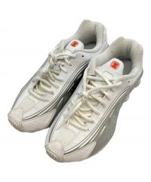 NIKE（ナイキ）の古着「NIKE SHOX R4 WHITE/WHITE-METALLIC SILVER-MAX ORANGE」｜ホワイト×グレー